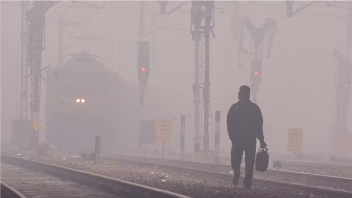 उत्तर भारत में सुबह के दौरान कोहरे की मोटी चादर, रेल यातायात प्रभावित