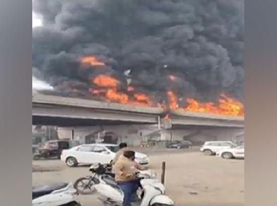 लुधियाना फ्लाईओवर पर तेल से भरे टैंकर में लगी भीषण आग, हाईवे पर मचा हड़कंप