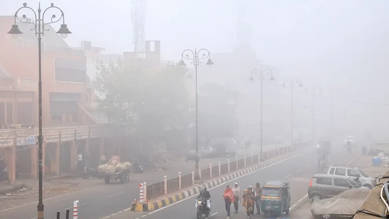 दिल्ली के कुछ हिस्सों में हल्का कोहरा, न्यूनतम तापमान 9.4 डिग्री सेल्सियस