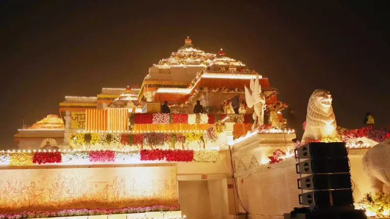रामलला प्राण-प्रतिष्ठा समारोह में पहुंचने लगे अतिथि, अनुपम खेर ने हनुमानगढ़ी में पूजा की