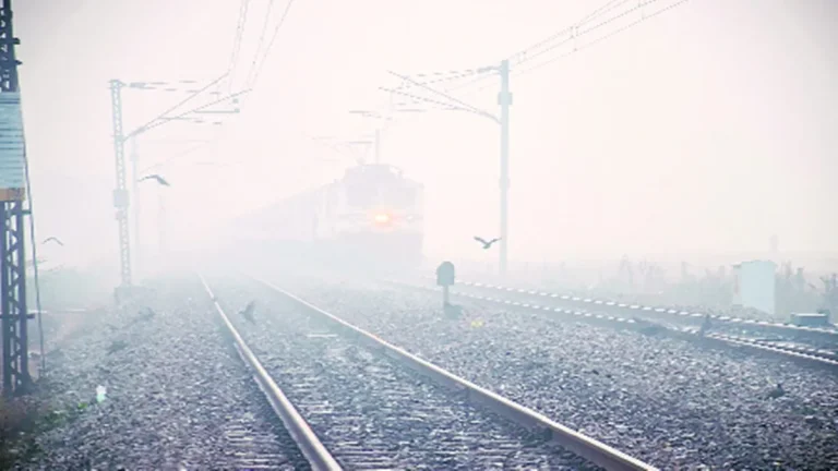 दिल्ली में छाया हुआ है घना कोहरा, कोहरे के कारण 22 ट्रेनें लेट