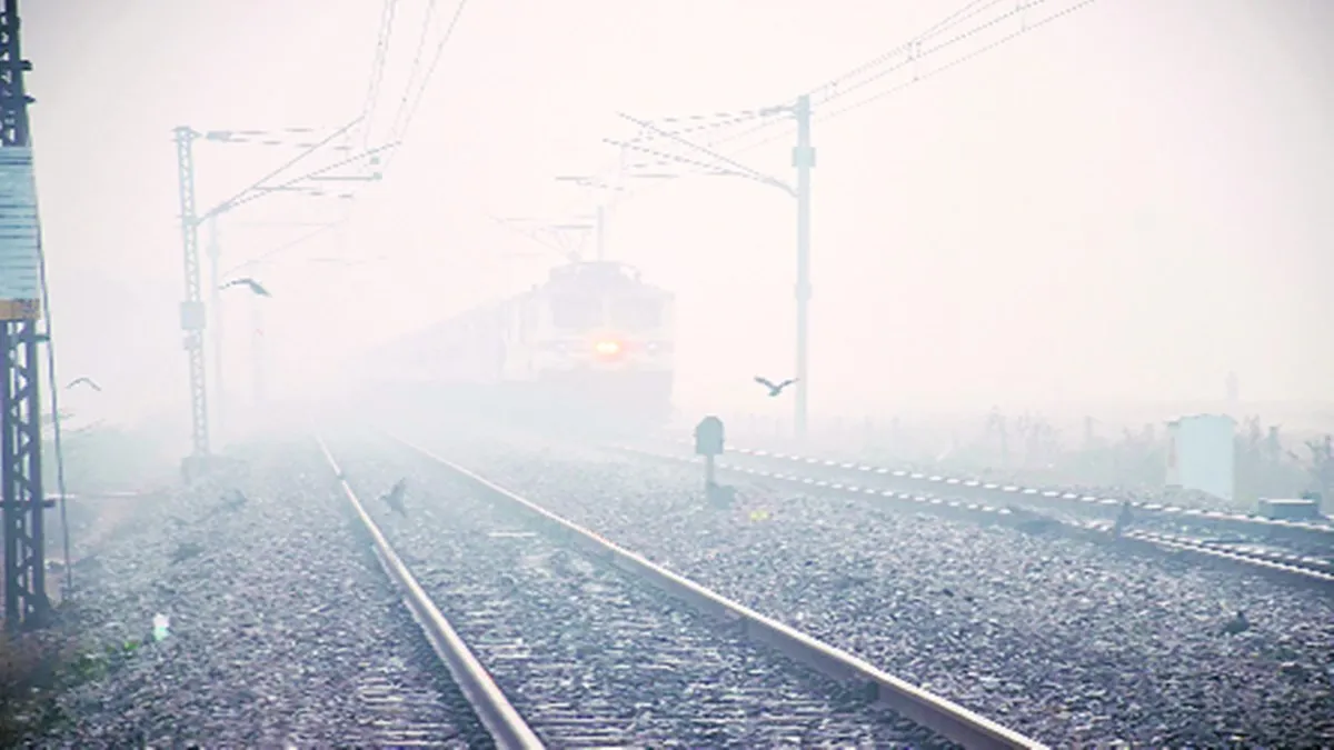 दिल्ली में छाया हुआ है घना कोहरा, कोहरे के कारण 22 ट्रेनें लेट