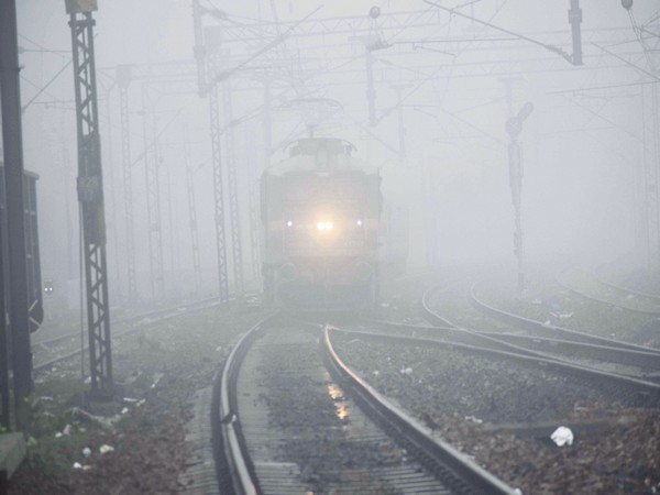 दिल्ली में कम दृश्यता के कारण 39 ट्रेनें अपने निर्धारित समय से लेट