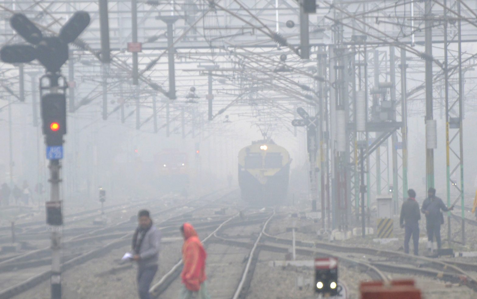 दिल्ली में न्यूनतम तापमान 6.6 डिग्री सेल्सियस, कोहरे से रेल यातायात प्रभावित