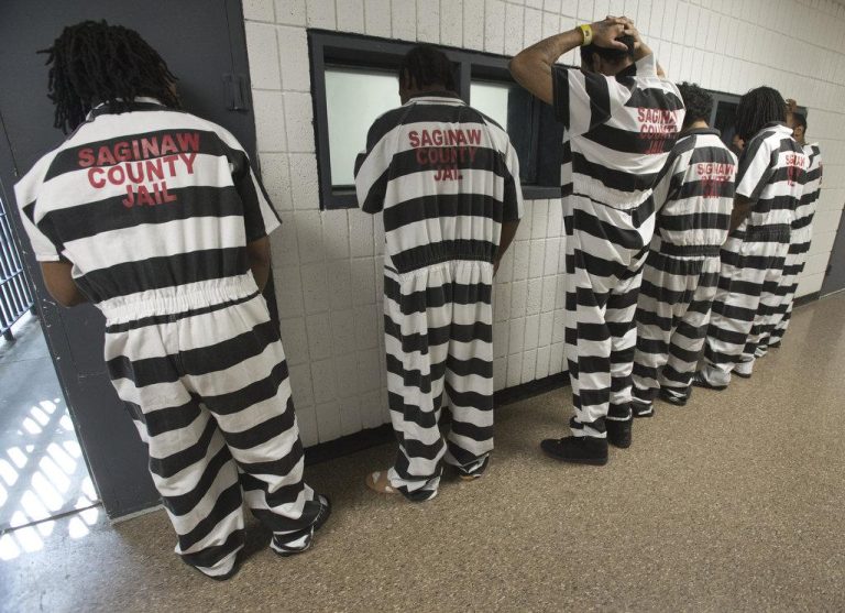 क्या आप जानते है कि जेल में कैदी क्यों पहनते हैं सफ़ेद और कालीधारी वाली वर्दी?