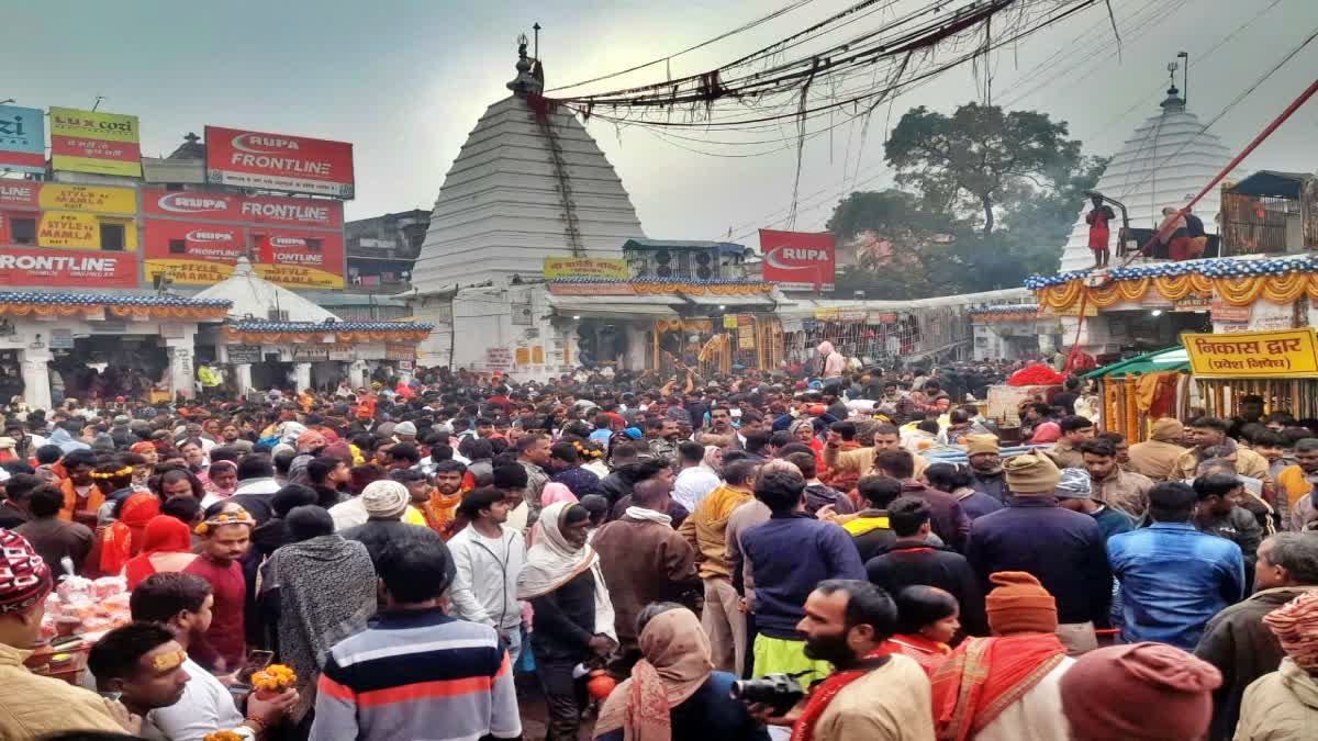 नववर्ष पर अयोध्या में भक्तों की भीड़, बड़ी संख्या में मंदिर पहुंचे लोग, सरयू जी में लगाई डुबकी
