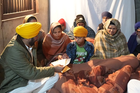सीएम मान ने शहीद जसपाल सिंह के परिवार को वित्तीय सहायता के रूप में 1 करोड़ रुपये का सौंपा चेक