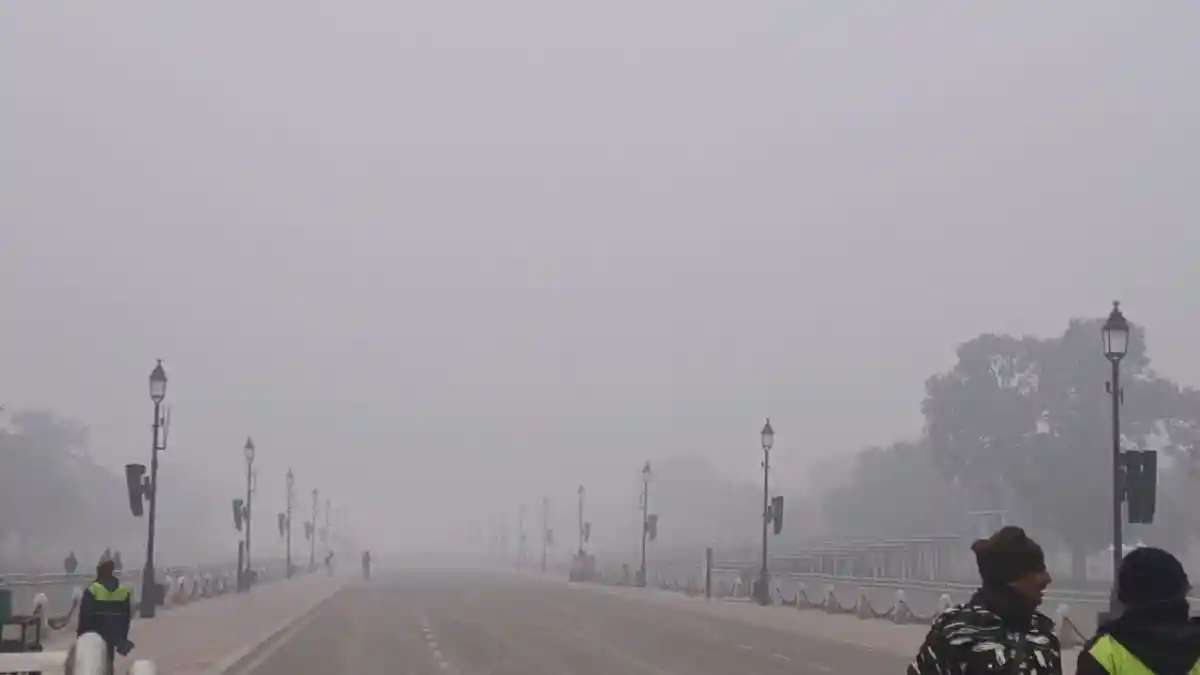 दिल्ली में तापमान गिरकर पहुंचा 4.8 डिग्री सेल्सियस, घने कोहरे का ऑरेंज अलर्ट जारी