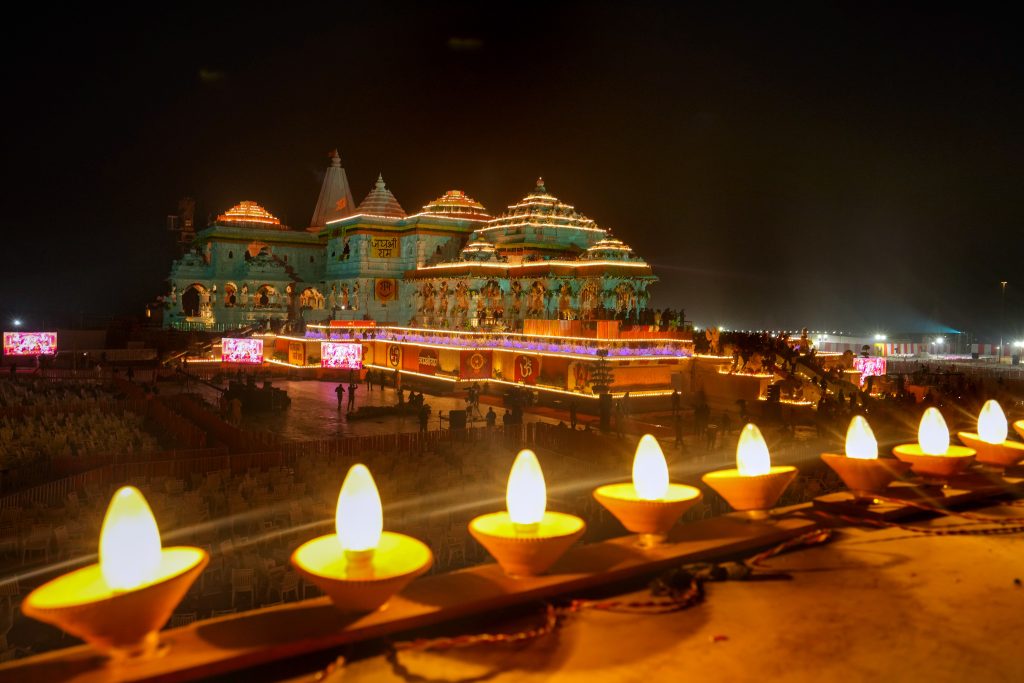 रात में जगमग हुआ अयोध्या का राम मंदिर