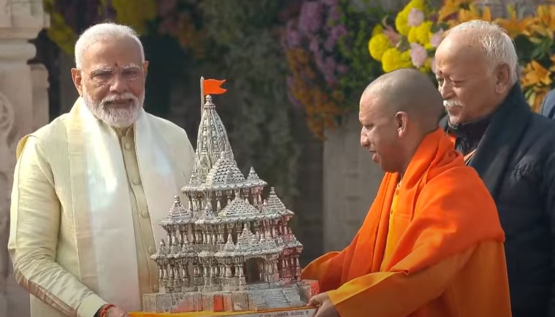 सीएम योगी ने प्रधानमंत्री को भेंट किया राम मंदिर मॉडल, थोड़ी देर में PM मोदी का संबोधन