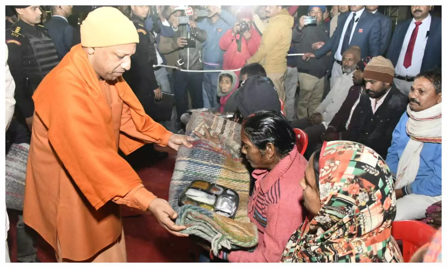 मुख्यमंत्री योगी ने रैन बसेरों में जरूरतमंद लोगों को बांटे कंबल व भोजन