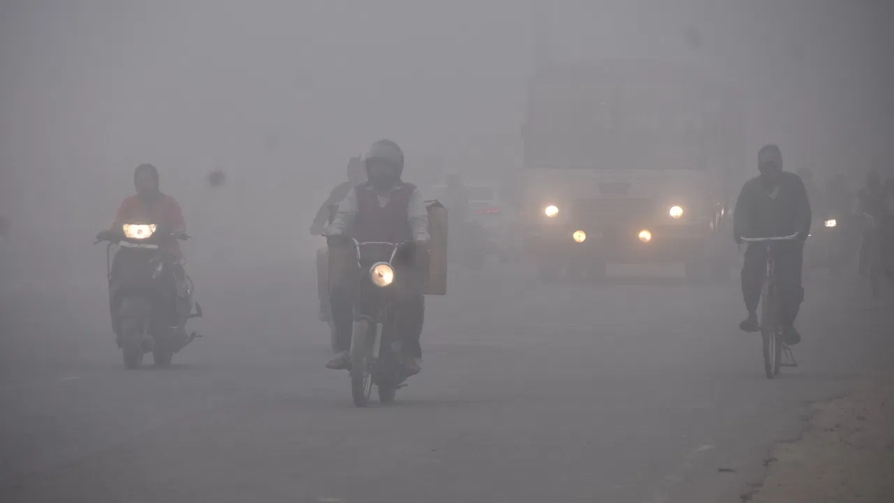 दिल्ली में छाया हुआ है घना कोहरा, न्यूनतम तापमान 7.3 डिग्री सेल्सियस दर्ज