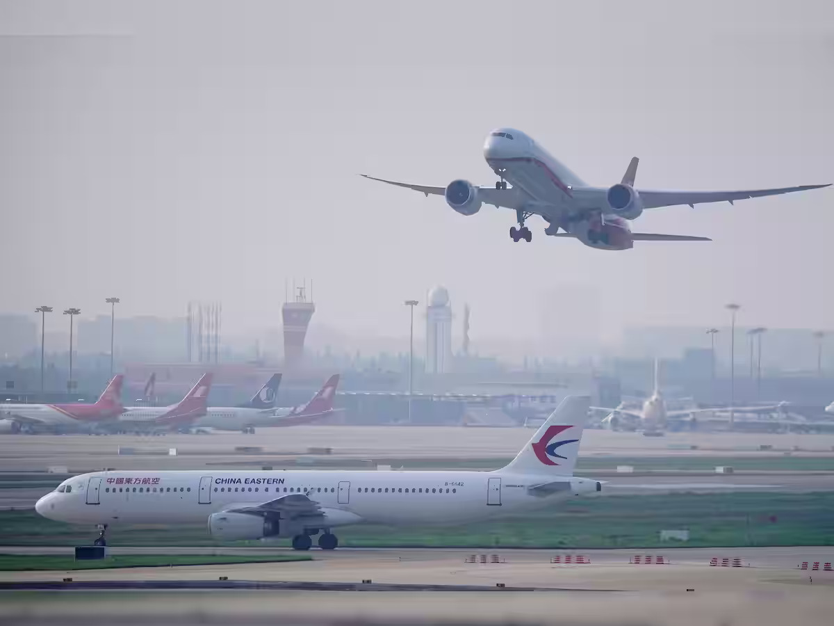 खराब मौसम के कारण दिल्ली हवाई अड्डे पर 3 उड़ानों का बदला गया मार्ग