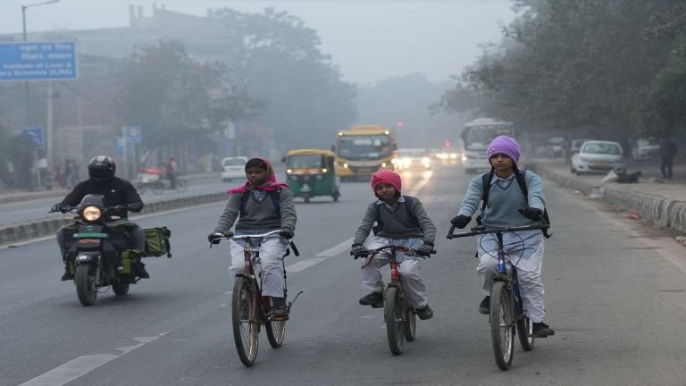दिल्ली में शीत लहर का कहर जारी, प्राथमिक कक्षाओं के विद्यार्थियों के लिए बढ़ाया गया शीतकालीन अवकाश