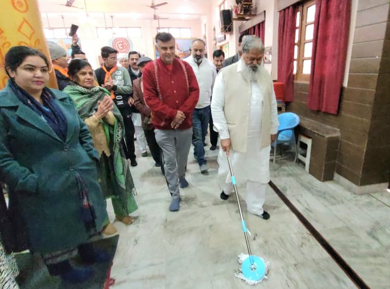 मंत्री अनिल विज ने की अंबाला में शास्त्री कॉलोनी शिव मंदिर की सफाई