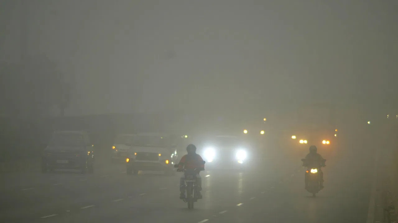 दिल्ली में छाया हुआ है घना कोहरा, न्यूनतम तापमान 3.5 डिग्री सेल्सियस दर्ज