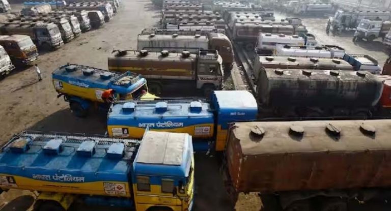 New-Delhi-situation-is-worsening-due-to-drivers-strike-in-many-states-highways-blocked-crowd-at-petrol-pumps-anger-increasing