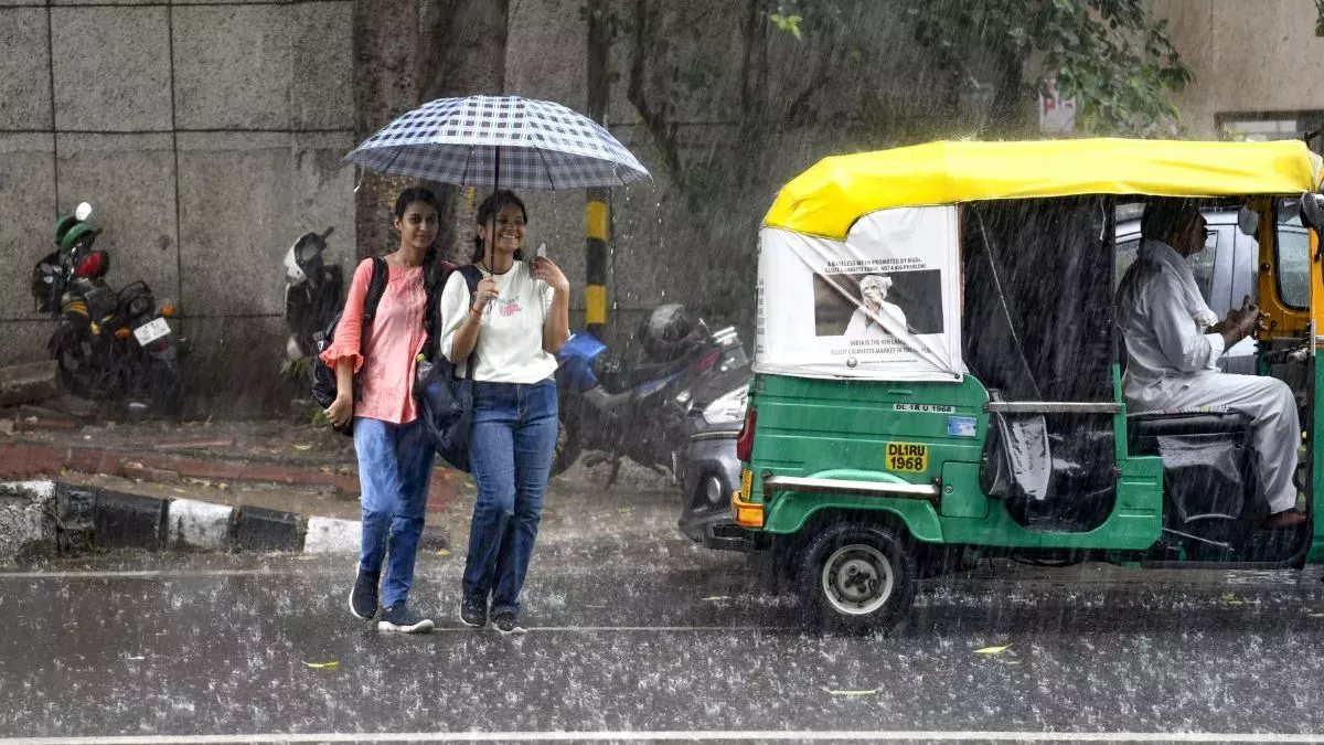 दिल्ली में बारिश ने बढ़ाई ठंड, हवा भी हुई साफ़