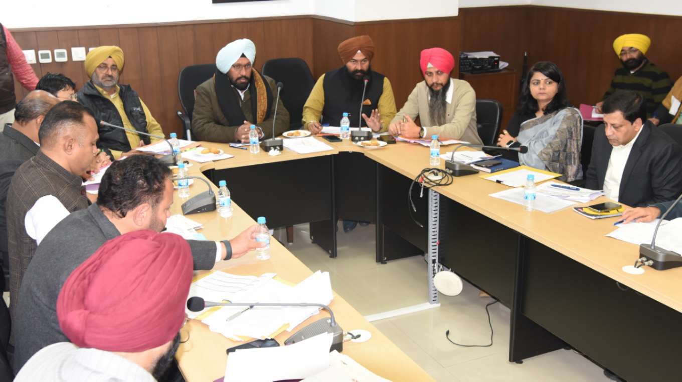 मंत्री बलकार सिंह ने विधायकों की मौजूदगी में विभिन्न परियोजनाओं पर की समीक्षा बैठक
