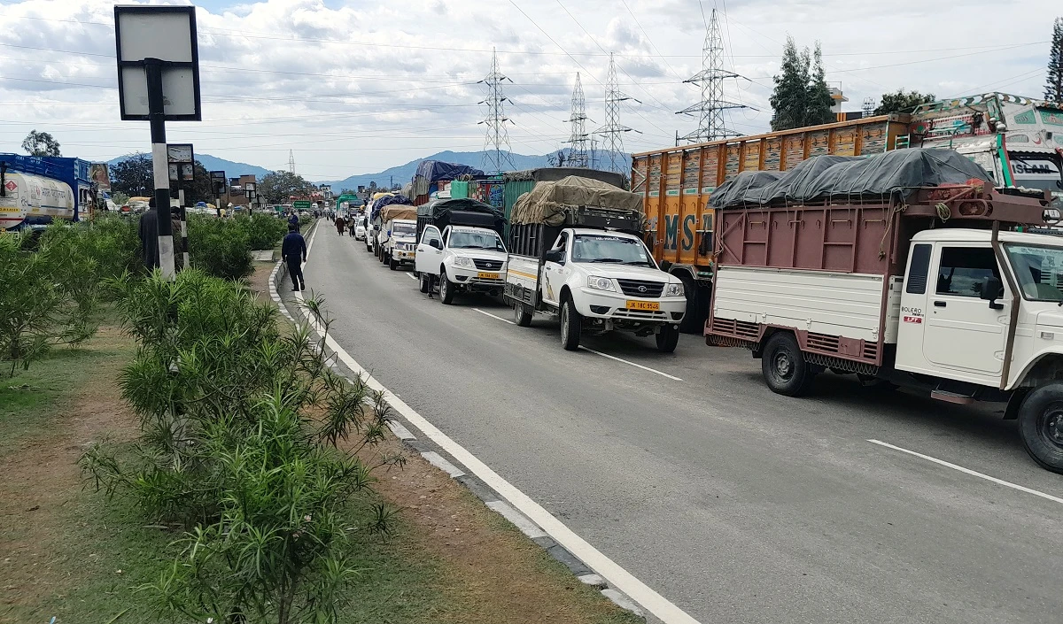 जम्मू-कश्मीर राजमार्ग हुआ बंद, 400 से अधिक वाहन फंसे