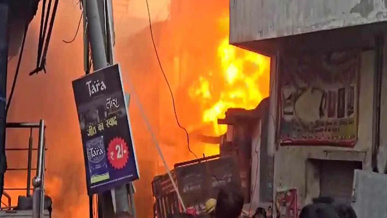 दिल्ली में दर्दनाक हादसा, पेंट फैक्ट्री में लगी भीषण आग