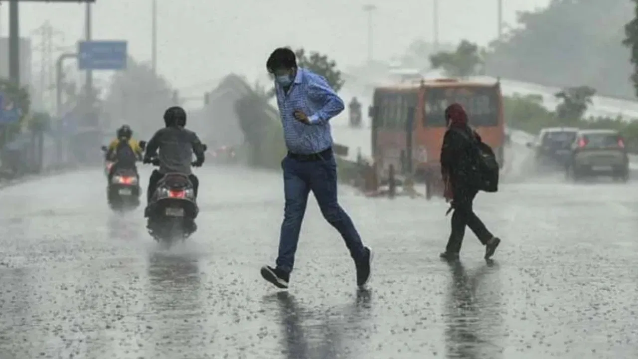 दिल्ली-NCR में हुई हल्की बारिश, आज भी बारिश की संभावना