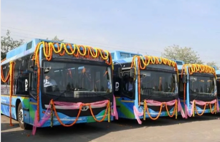 350 इलेक्ट्रिक बसों को LG और सीएम केजरीवाल ने दिखाई हरी झंडी