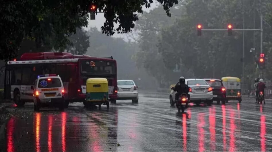 दिल्ली के कई हिस्सों में हल्की बारिश, न्यूनतम तापमान 12.2 डिग्री सेल्सियस