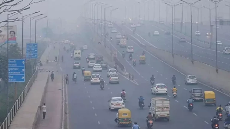 दिल्ली में ठंड से राहत, लेकिन वायु गुणवत्ता 'खराब' श्रेणी में