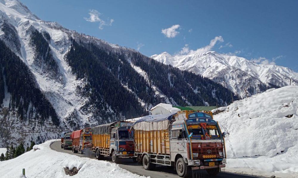 कश्मीर में ताजा बर्फबारी से हवाई और सतही यातायात प्रभावित