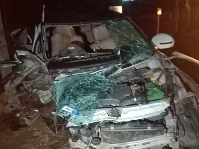 सड़क पर लगे खंभे से टकराई कार, 3 युवकों की हुई मौत