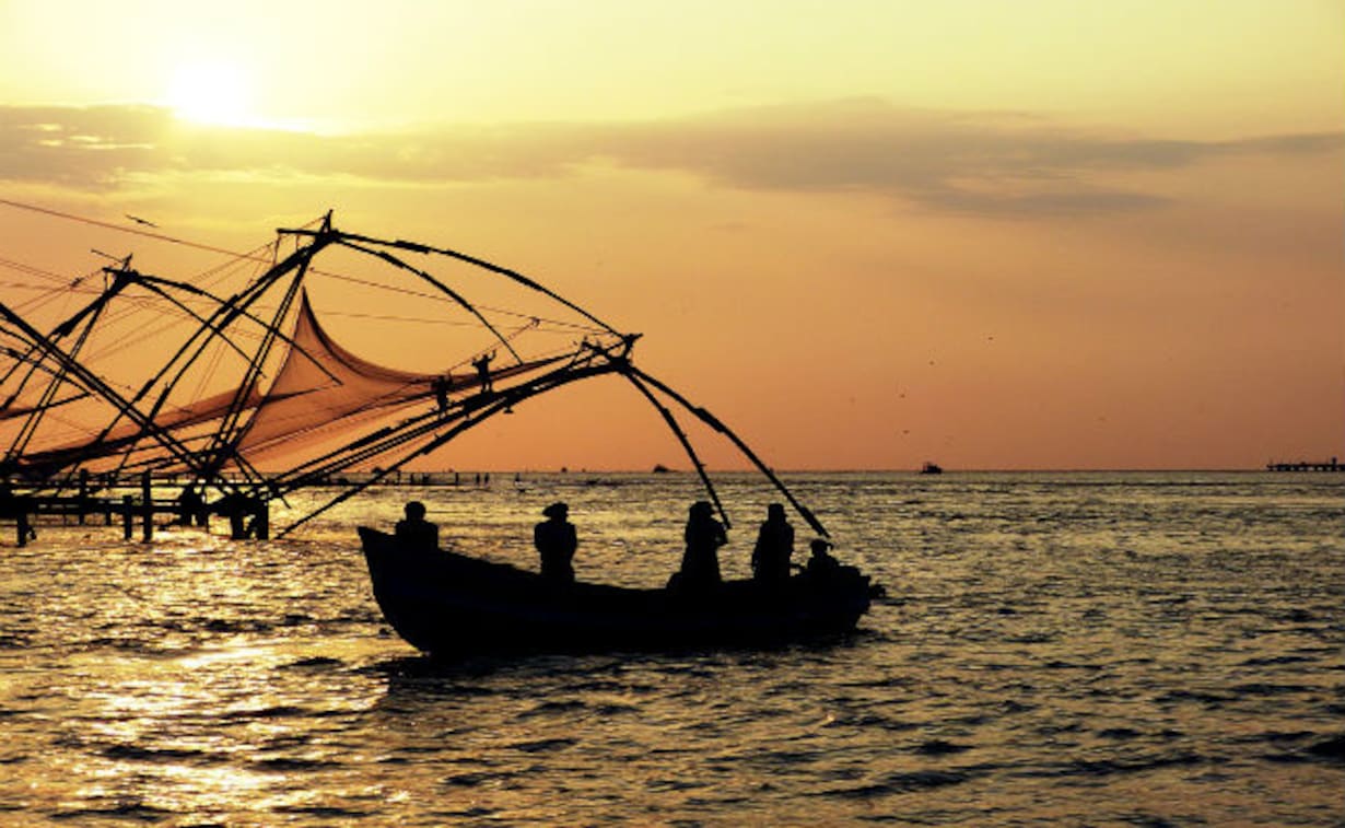 श्रीलंका में गिरफ्तार 18 भारतीय मछुआरे लौटे स्वदेश