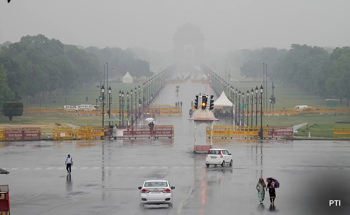 दिल्ली में छाई है कोहरे की पतली परत, आईएमडी ने रविवार को हल्की बारिश की जताई आशंका