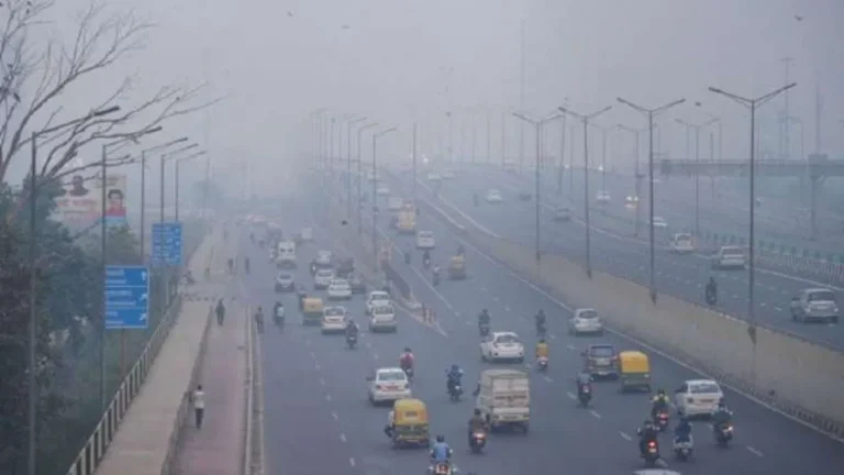 राष्ट्रीय राजधानी दिल्ली में वायु गुणवत्ता हुई खराब, एक्यूआई 200 के पार
