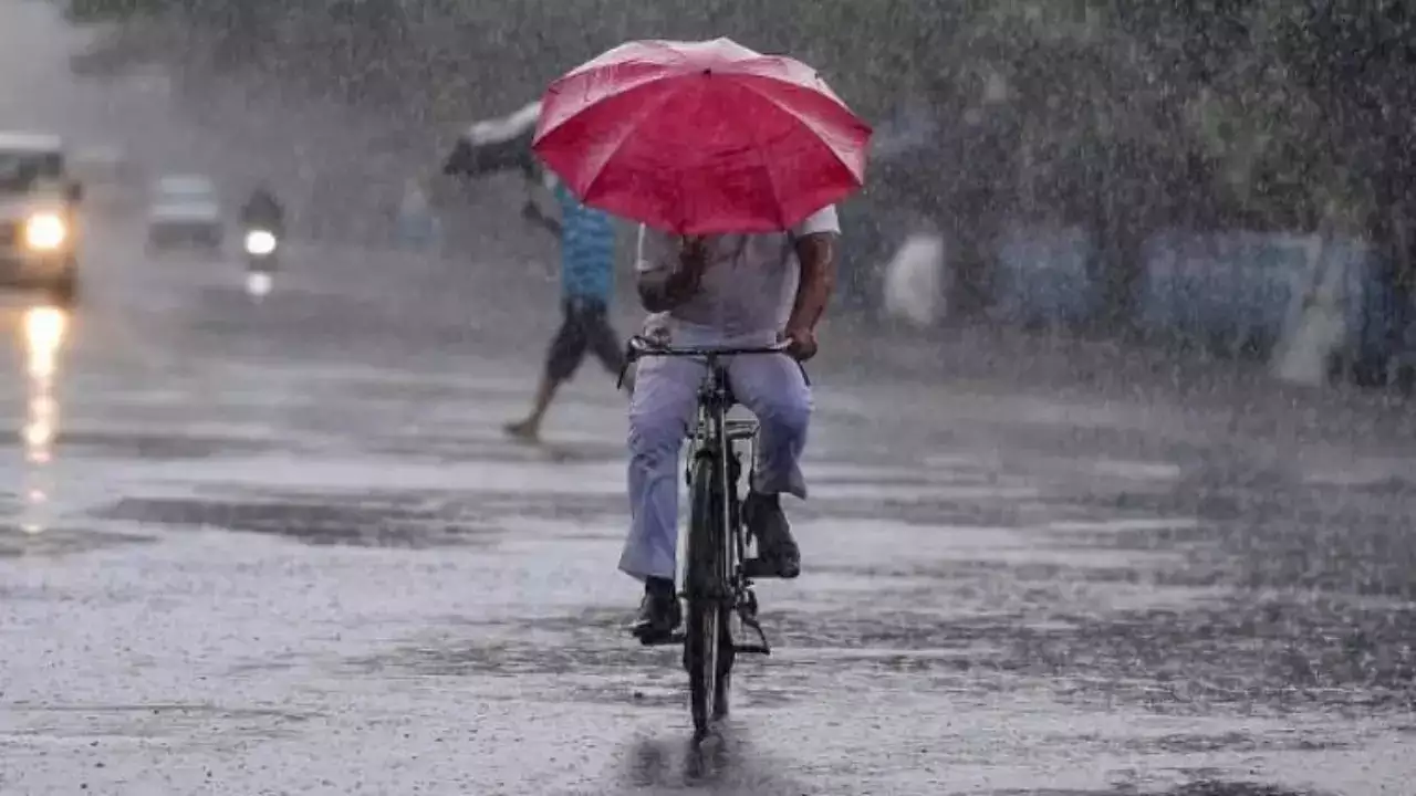 दिल्ली में आज हल्की बारिश का अनुमान, एक्यूआई मध्यम श्रेणी में बरकरार
