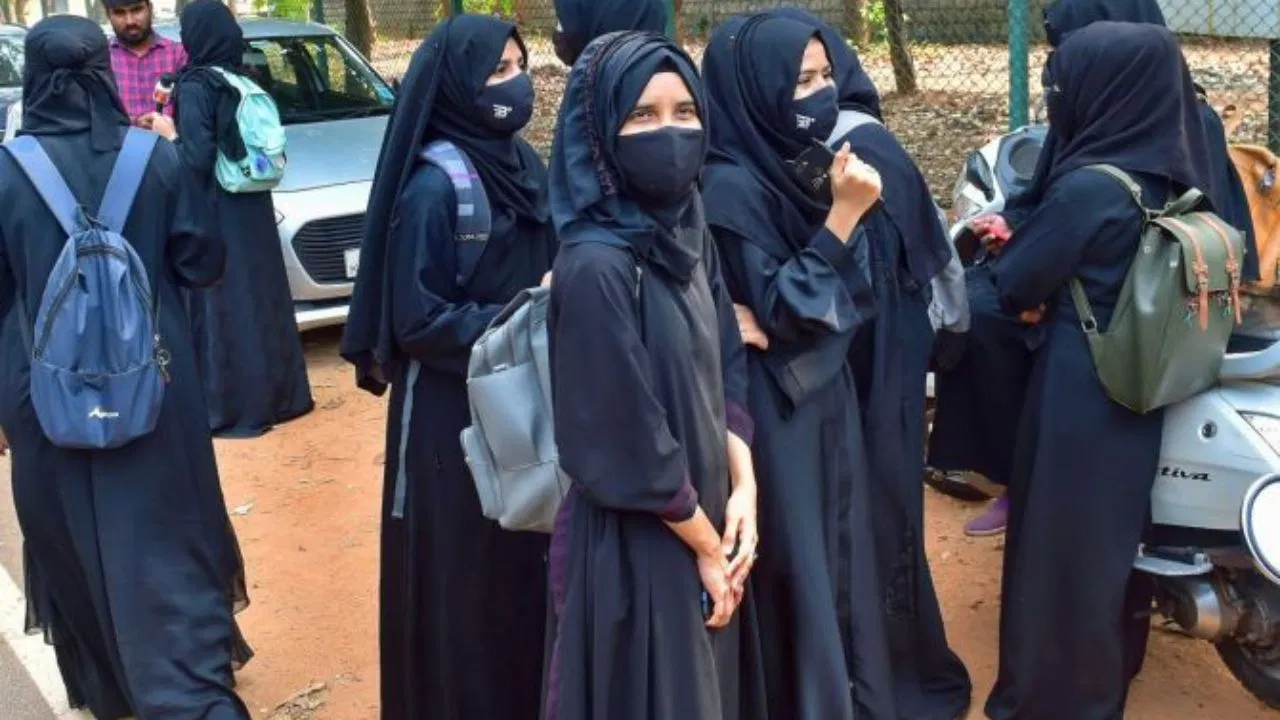 छात्राओं के हिजाब पहनने पर बैन, पहनने पर मिलती है सजा