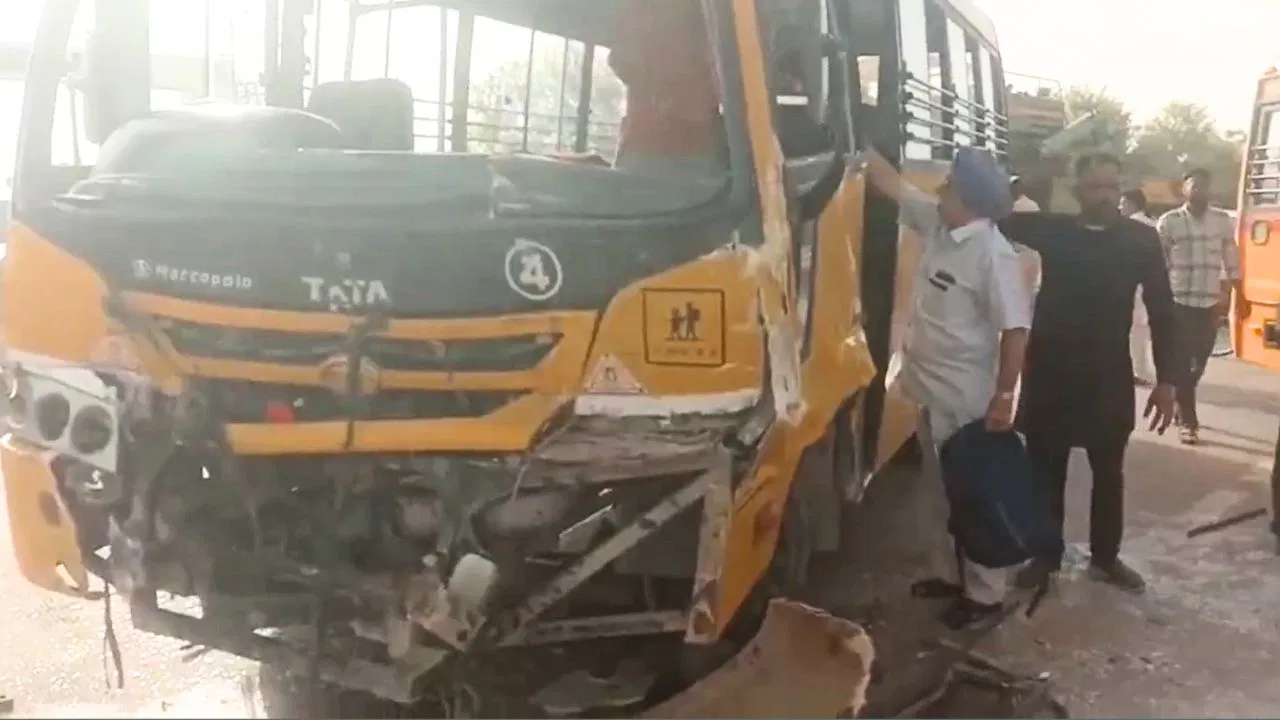 बरनाला में स्कूल बस और ट्रक के बीच भीषण टक्कर, 14 बच्चे घायल