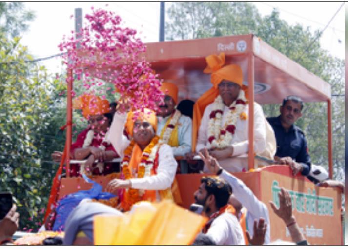 उत्तर-पश्चिम दिल्ली से भाजपा उम्मीदवार योगेंद्र चंदोलिया ने किया रोड शो