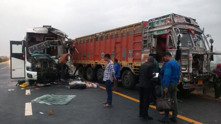 कन्नौज में ट्रक और बस की टक्कर, 4 यात्रियों की मौत, 21 घायल