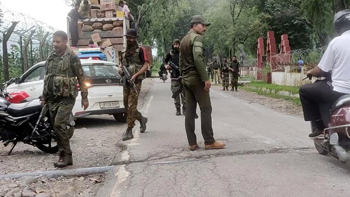 जम्मू-कश्मीर के उधमपुर में आतंकवादियों के साथ मुठभेड़ में ग्राम रक्षा गार्ड घायल