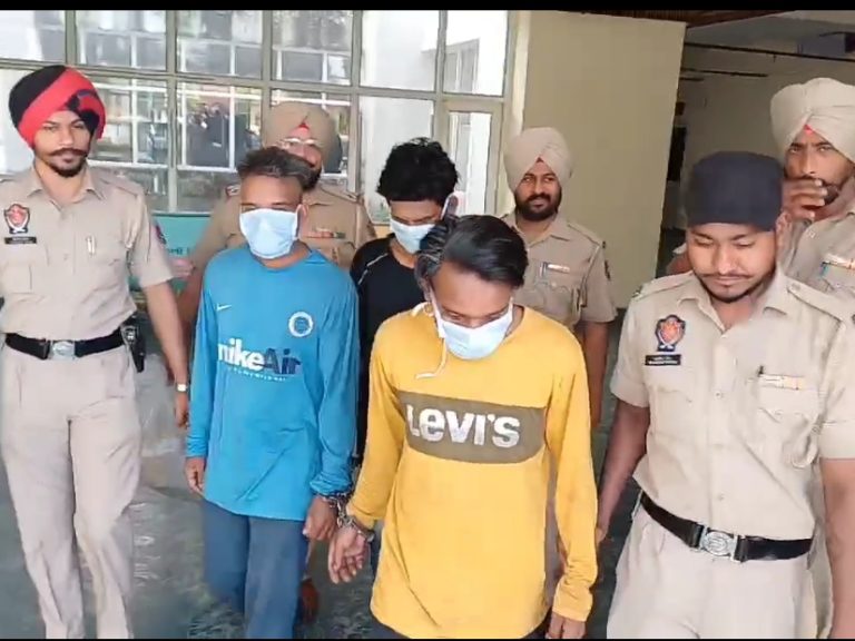 गुरदासपुर पुलिस को मिली बड़ी कामयाबी, 36 मोबाइल और 1 सोने की चैन के साथ 8 आरोपियाें काे किया गिरफ्तार