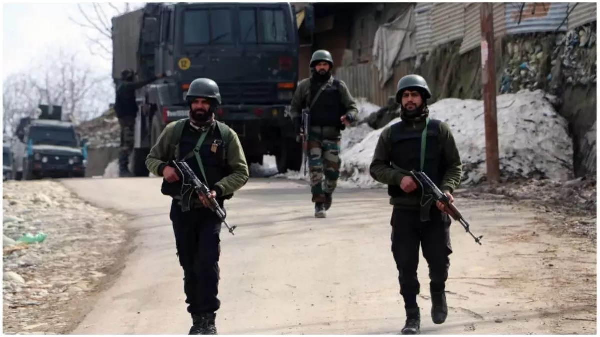 जम्मू कश्मीर के कुलगाम में सुरक्षाबलों और आतंकवादियों के बीच मुठभेड़ जारी