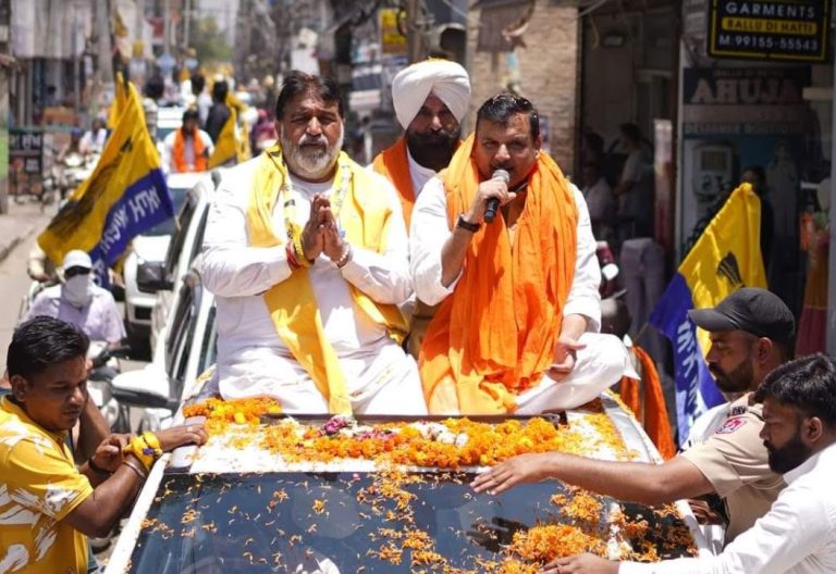 राज्यसभा सांसद संजय सिंह ने अशोक पराशर पप्पी के पक्ष में रोड शो किया, लोगों से की 1 जून को वोट करने की अपील