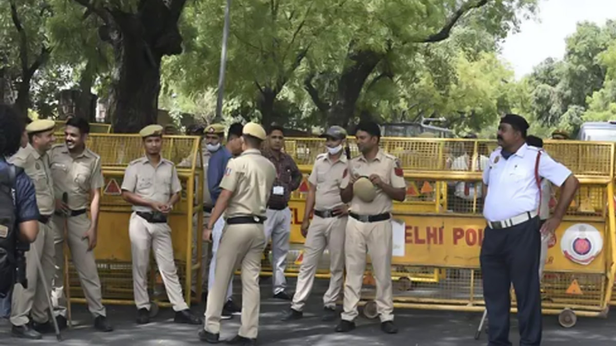 स्कूलों के बाद दिल्ली के कई अस्पतालों को मिली बम से उड़ाने की धमकी, जांच में जुटी पुलिस
