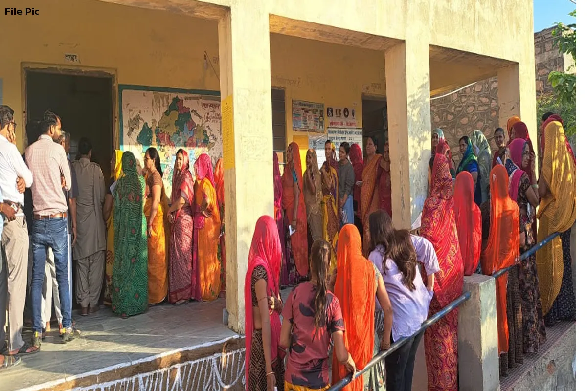 राजस्थान के अजमेर लोकसभा क्षेत्र के एक मतदान केन्द्र पर पुनर्मतदान शुरू