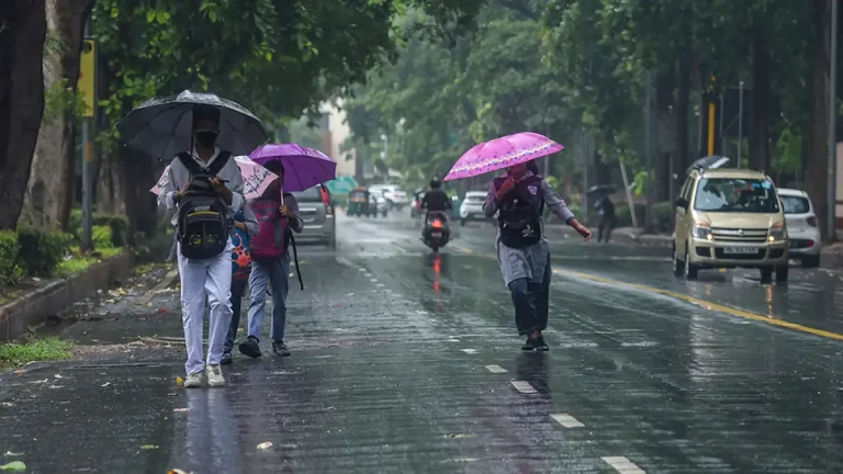 दिल्ली में आज हल्की बारिश और तूफान का अनुमान, अधिकतम तापमान रहेगा 44 डिग्री सेल्सियस