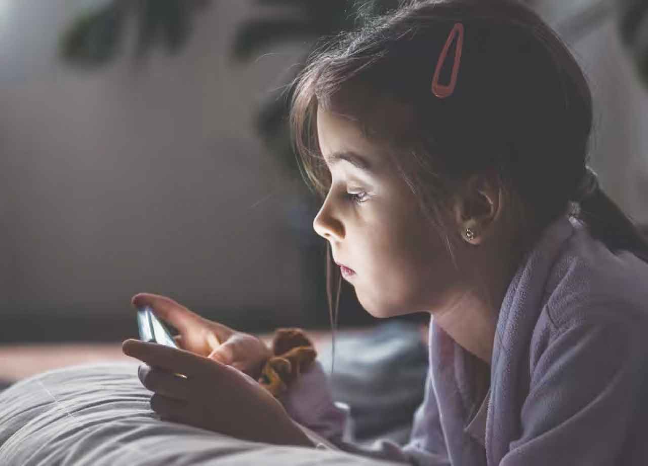 बच्चों के लिए खतरा बने मोबाइल फोन, मायोपिया छीन रही है आंखों की रोशनी