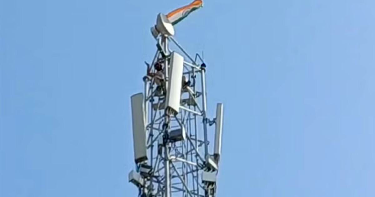 दूषित पानी की नहीं हुई निकासी, विरोध में तिरंगा लेकर मोबाइल टावर पर चढ़ा ब्लॉक समिति सदस्य का पति