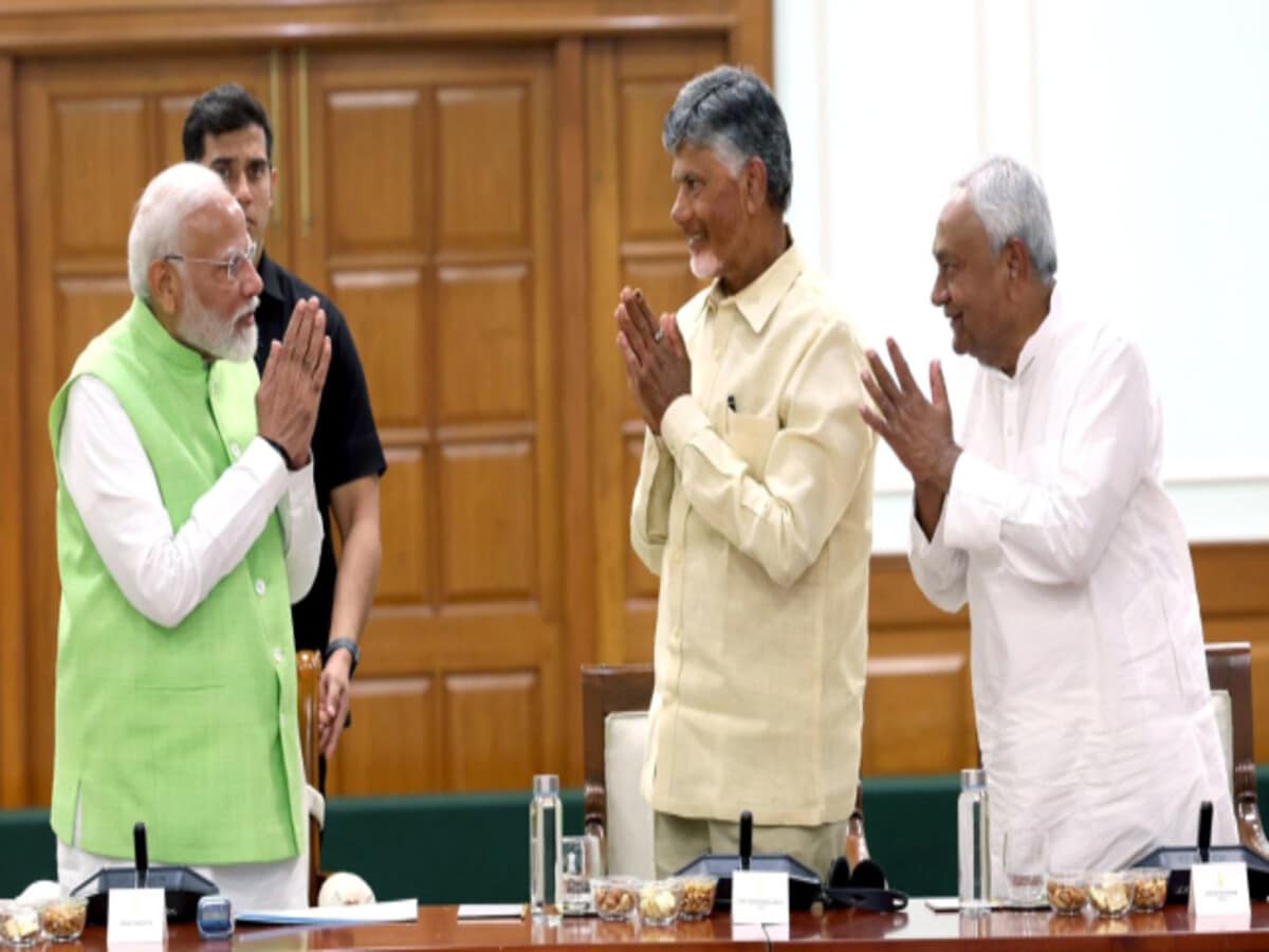 राजनाथ ने PM पद के लिए रखा मोदी के नाम का प्रस्ताव, चंद्रबाबू -नीतीश भी मौजूद