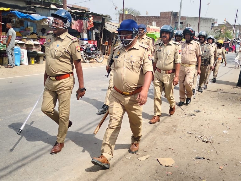 Security tightened after passing of Wakf Bill | वक्फ बिल पास होने के बाद  सुरक्षा कड़ी: सिरसिया में पुलिस का फ्लैग मार्च, थानाध्यक्ष बोले- शांति  व्यवस्था बनाए ...